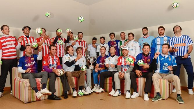 El golfista Víctor Pastor, al fondo, con la camiseta del Córdoba en unas fotos que realizó la LFP a los golfistas participantes en el Open de España.