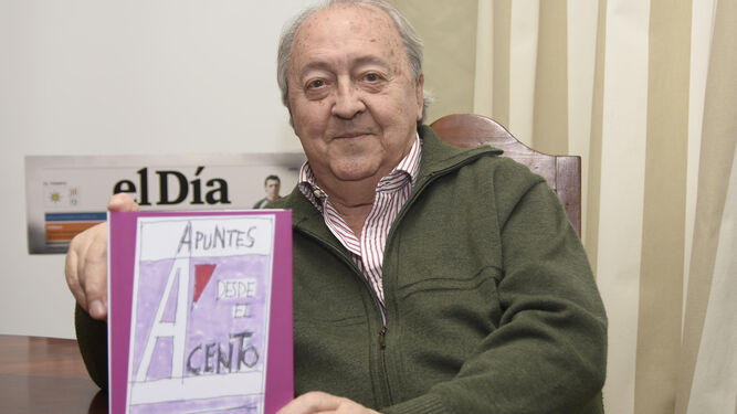 Juan Carlos López Eisman posa en la redacción de 'El Día' con su libro.