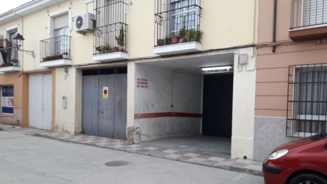 Garaje en el que aparecieron los cuerpos, en la calle Gabriel Celaya.