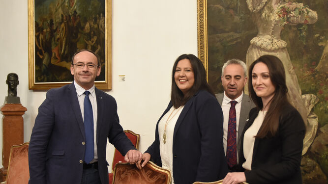 Dolores Amo, ayer antes del Pleno, sonriente junto a los diputados socialistas Francisco Juan Martín, Maximiano Izquierdo y Carmen María Gómez.