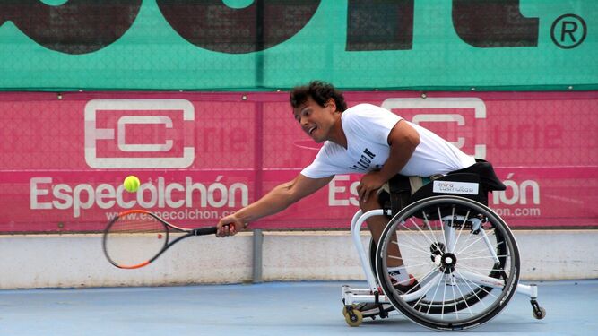 El tenista en silla de ruedas Cisco García durante un entrenamiento.
