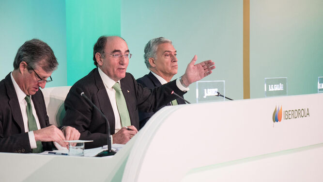 Sainz, Galán y Córcoles, ayer, en la conferencia con analistas.