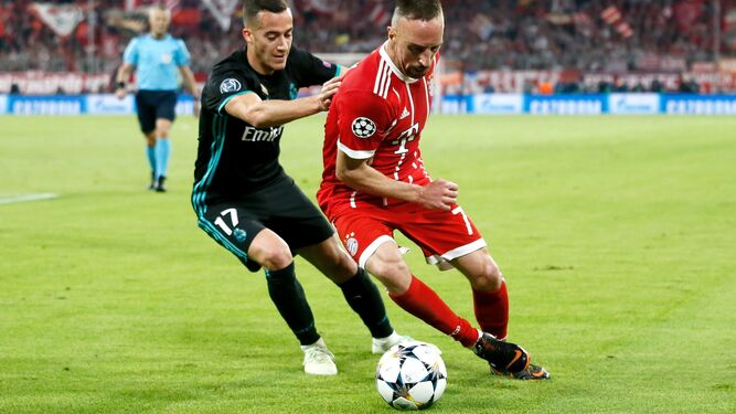 Lucas Vázquez disputa el balón con Ribery en un lance del encuentro disputado en el Allianz Arena.