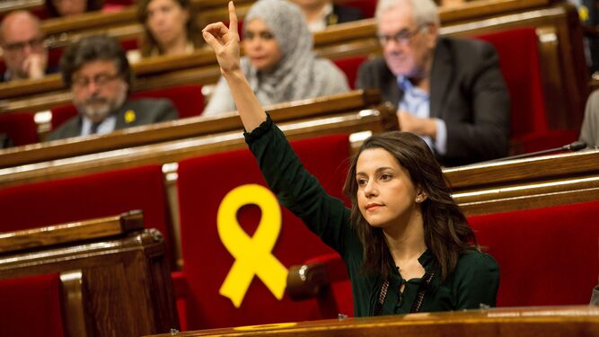 Inés Arrimadas alza la mano durante el Pleno celebrado ayer en el Parlamento catalán.