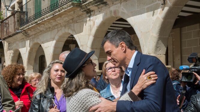 Pedro Sánchez saluda a una mujer, ayer, en su visita a la localidad cacereña de Trujillo.
