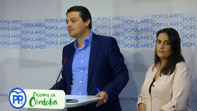 José María Bellido y Beatriz Jurado, ayer en la sede del PP cordobés.
