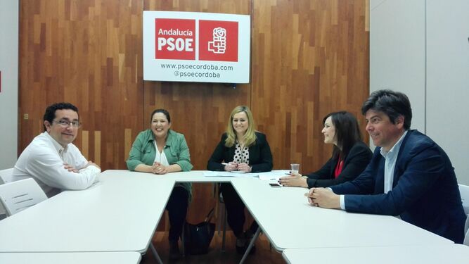 Desde la izquierda, Jesús Rojano, Dolores Amo, María Jesús Serrano, Verónica Morillo y Rafael Llamas, ayer en la sede provincial del PSOE.