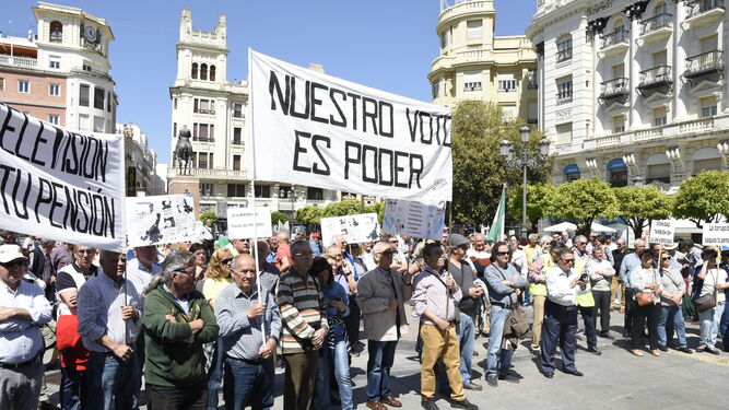 Un grupo de manifestantes durante la lectura del manifiesto en la plaza de las Tendillas.