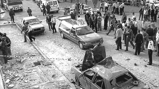 Uno de los vehículos explosionados en Córdoba en el año 1996.