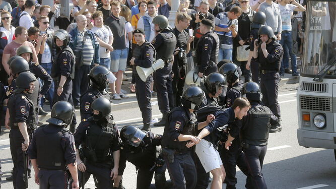 La Policía efectúa varias detenciones en Moscú durante las protestas contra Putin.