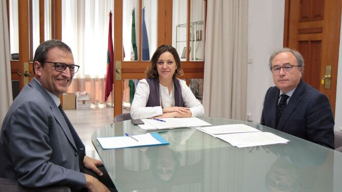 Joaquín Gisbert, Isabel Ambrosio y Antonio Díaz, presidente de CECO, en la reunión celebrada hace unos días.