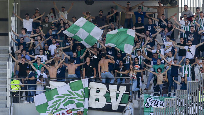 Aficionados blanquiverdes animan a su equipo durante el partido ante el Huesca.