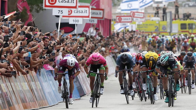 Elia Viviani aprieta para adjudicarse al sprint la tercera etapa del Giro de Italia.
