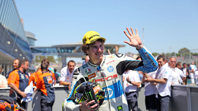 Lorenzo Baldassarri saluda a la grada de Tribuna tras ganar en Moto2.