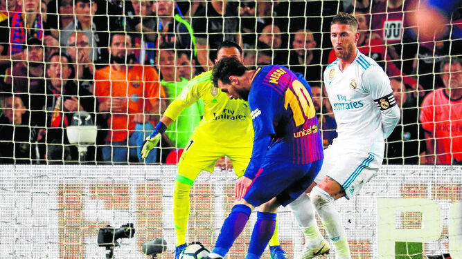 Leo Messi remata de rosca con la pierna izquierda para ponérsela imposible a Keylor Navas y anotar el 2-1 ante el madridista Sergio Ramos.