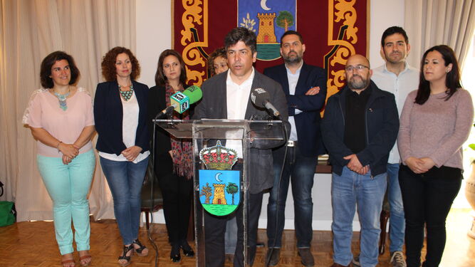 El alcalde de Montilla y el equipo de gobierno, esta mañana durante su comparecencia.