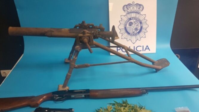 El mortero de guerra y materiales incautados por la Policía Nacional.