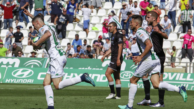 Sergi Guardiola celebra su gol ante el Huesca, en el choque del pasado sábado en El Arcángel.