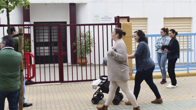 Un grupo de padres espera la salida de los alumnos del colegio Mediterráneo.