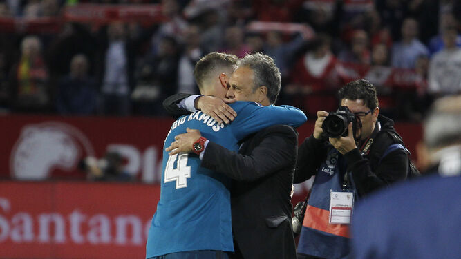 Joaquín Caparrós se abraza con Sergio Ramos antes de que comience el partido.