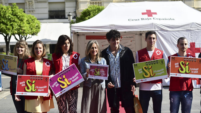 Cándida Ruiz y Palomo Spain, en el centro, con voluntarios de Cruz Roja, ayer en Las Tendillas.