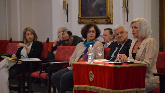 Las catedráticas Dolores Cervilla y Patricia Faraldo y el abogado Francisco Baena, durante la charla de Esther Hava.