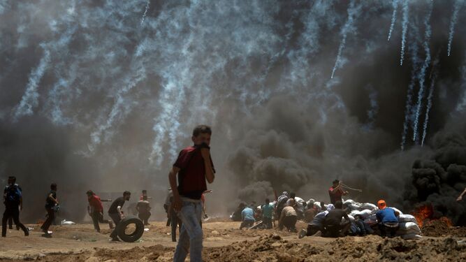 El Ejército hebreo lanzó ayer gases lacrimógenos a los manifestantes palestinos durante las protestas en la frontera entre Gaza e Israel.