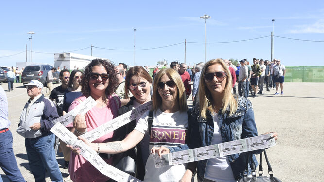 Un grupo de abonadas muestra sus entradas para el partido del Almería, ayer en la zona de taquillas.