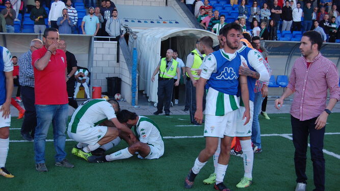 Los jugadores del Córdoba B, abatidos y enrabietados, tras consumar su descenso a Tercera División.