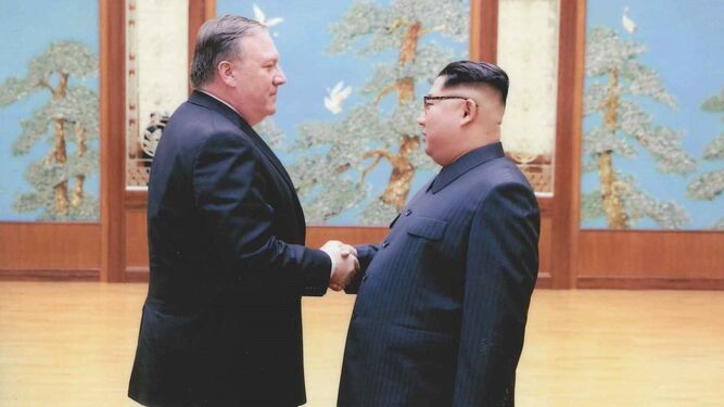 El secretario de Estado de EEUU, Mike Pompeo, durante su reunión con  Kim Jong-un en Pyongyang a mediados de abril.