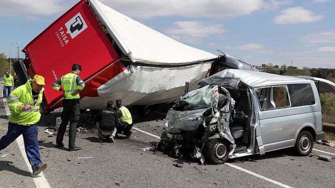 Tres muertos al colisionar una furgoneta y un camión en Soria