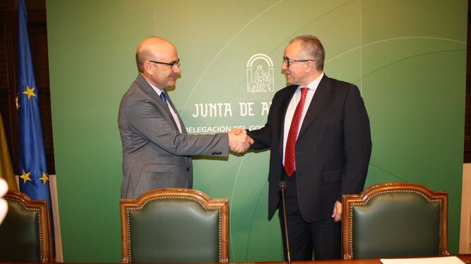 Manuel Carmona y José Luis Pérez Mañas, ayer en la Delegación del Gobierno de la Junta.