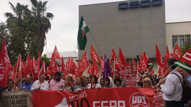 Un momento de la concentración celebrada ayer en la entrada de la sede de CECO.