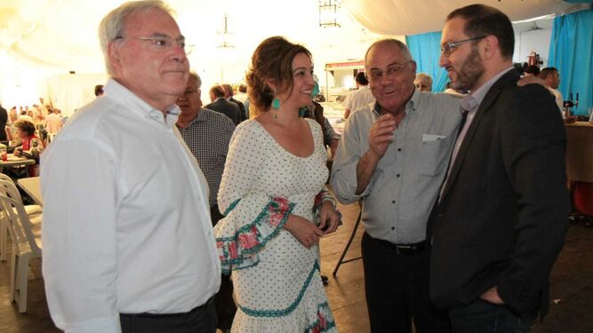 Emilio Aumente, Isabel Ambrosio y David Luque, con el responsable de la caseta Fosforito.