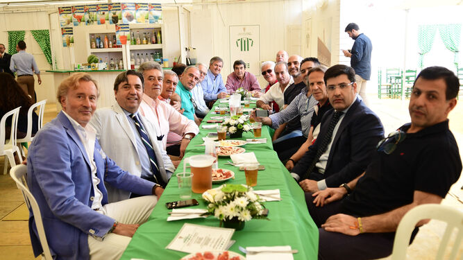 El presidente, Jesús León, junto a los veteranos del club, en su comida de Feria.