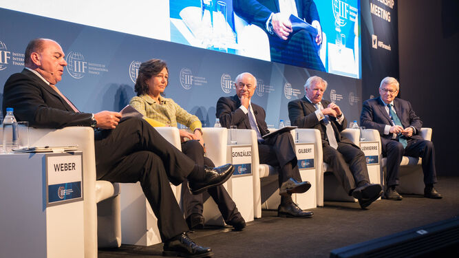 Ana Botín y Francisco González, en el centro, junto a otros banqueros en el  Instituto de Finanzas Internacionales, ayer.