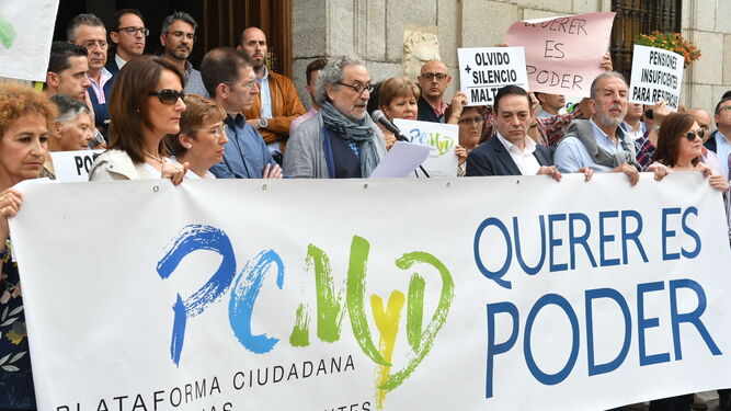 El ex Defensor del Pueblo Andaluz, José Chamizo, lee el manifiesto a las puertas del Ayuntamiento pozoalbense.