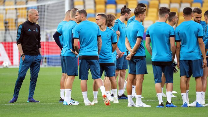 Zidane con los jugadores en el último entrenamiento.