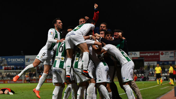 Los jugadores del Córdoba celebran el gol de Aythami en Reus.