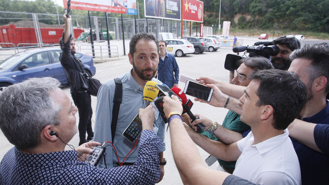 Pablo Machín atiende a la prensa en Girona.