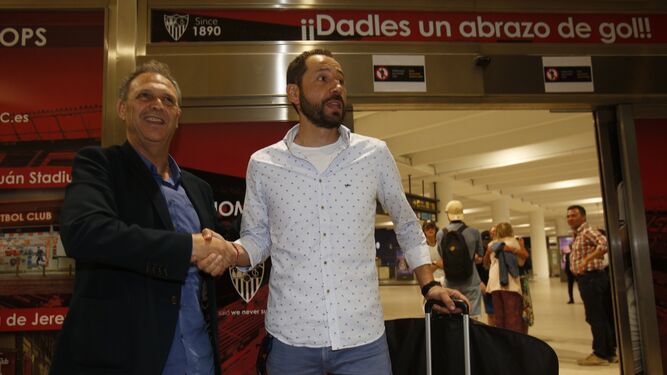 Caparrós recibe a Machín en el aeropuerto de Sevilla.
