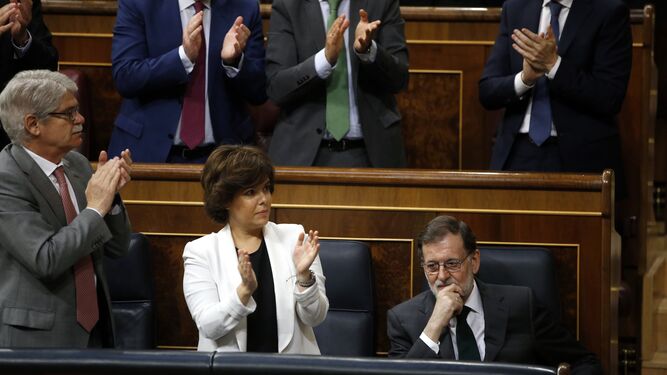 Aplausos del PP a Rajoy a su llegada.