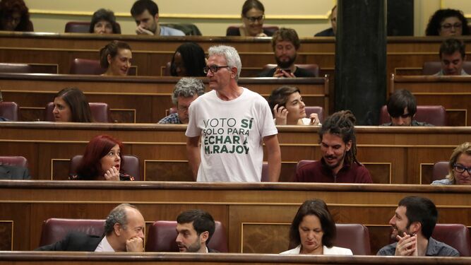 Diego Ca&ntilde;amero, diputado de Podemos, en el hemiciclo.