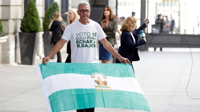 Diego Ca&ntilde;amero, a su llegada con una bandera de Andaluc&iacute;a.