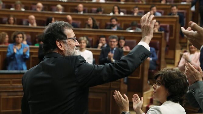 Rajoy se despide tras su intervenci&oacute;n.
