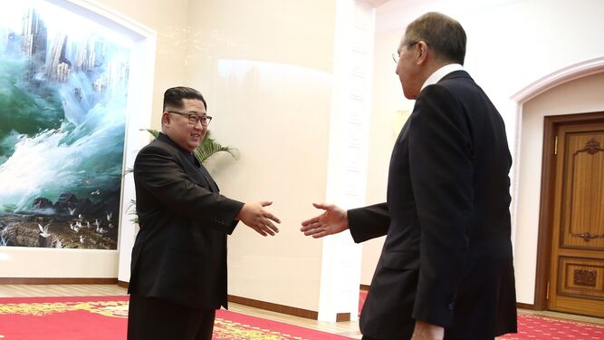 Kim Jong-un recibe ayer a Serguei Lavrov, ministro de Exteriores ruso, en Pyongyang.