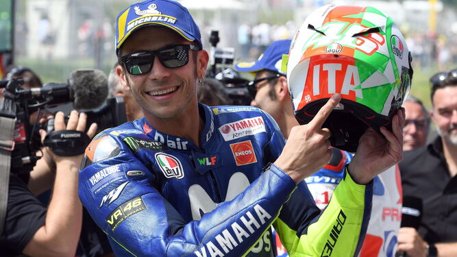 Valentino Rossi señala con el dedo índice la parte trasera de su casco.