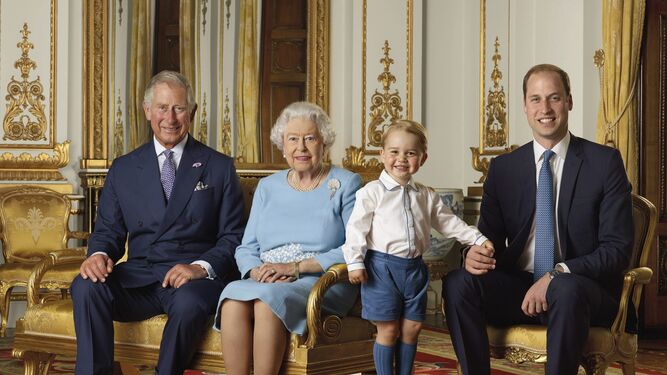 La imagen oficial de la soberana en su 90º cumpleaños con las generaciones en línea directa de sucesión: su hijo Carlos, su nieto Guillermo y su bisnieto Jorge.