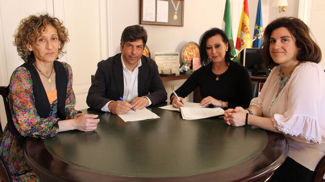 Rafael Llamas y María Dolores Jiménez, en el centro, tras la firma del contrato de la obra.