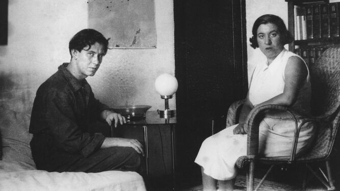 Manuel Altolaguirre y Concha Méndez en su casa de la calle Viriato, Madrid, 1935-1936.